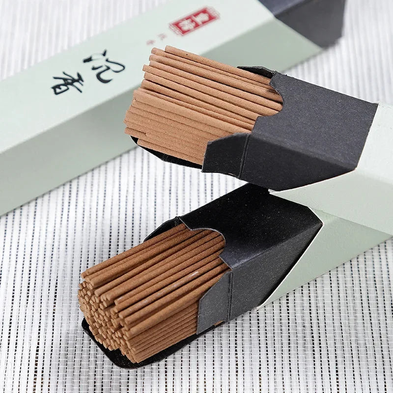Embalagem de incenso oriental Eaglewood sobre trilha de floresta, com design minimalista e fundo desfocado natural