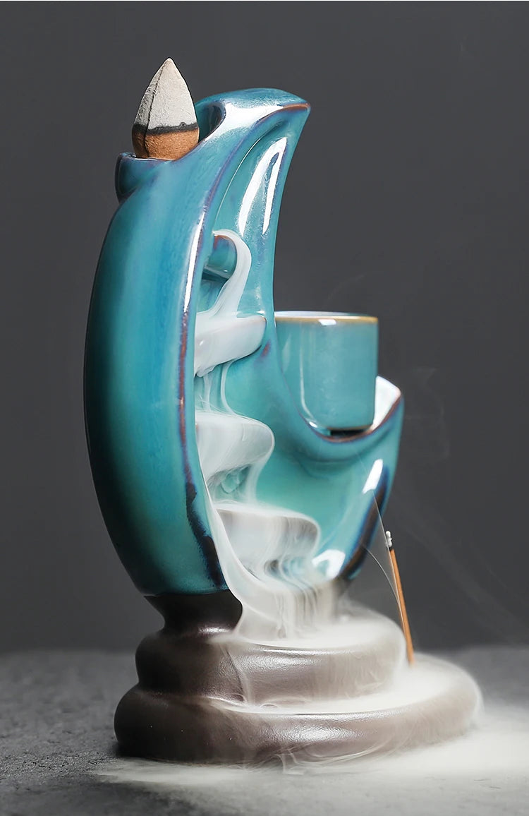 Incensário em formato de lua com efeito cascata, feito de cerâmica, usado com incenso cone, vareta e vela – ideal para meditação e ambientes acolhedores.