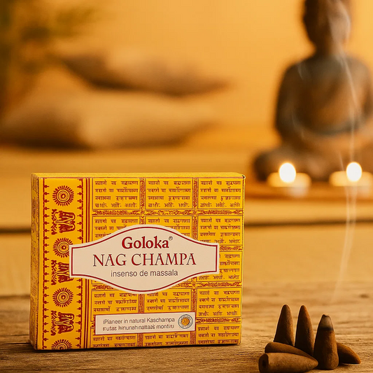 Incenso Goloka Nag Champa cone sobre mesa com efeito cascata, usado para purificação energética, meditação e conexão espiritual.