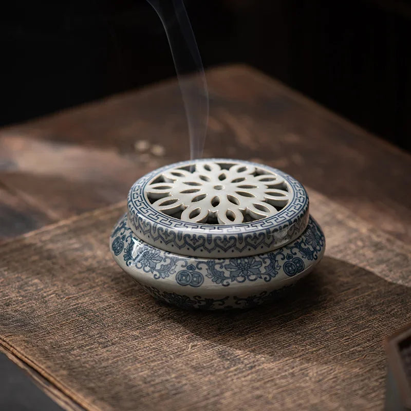 Incensário cascata feito em cerâmica, com design escultural e ondulado. Ideal para cones de incenso, cria um efeito de fumaça suave e relaxante, perfeito para ambientes zen e decoração contemporânea