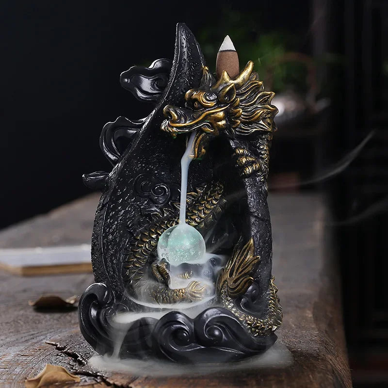 Incensário Cascata Guardião Espiritual em ambiente tranquilo de meditação, iluminado pelo LED suave e envolto pela fumaça do incenso.