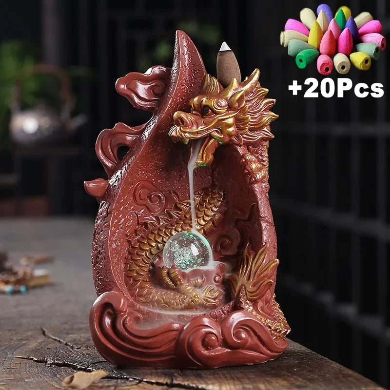 Incensário Cascata Guardião Espiritual em ambiente tranquilo de meditação, iluminado pelo LED suave e envolto pela fumaça do incenso.