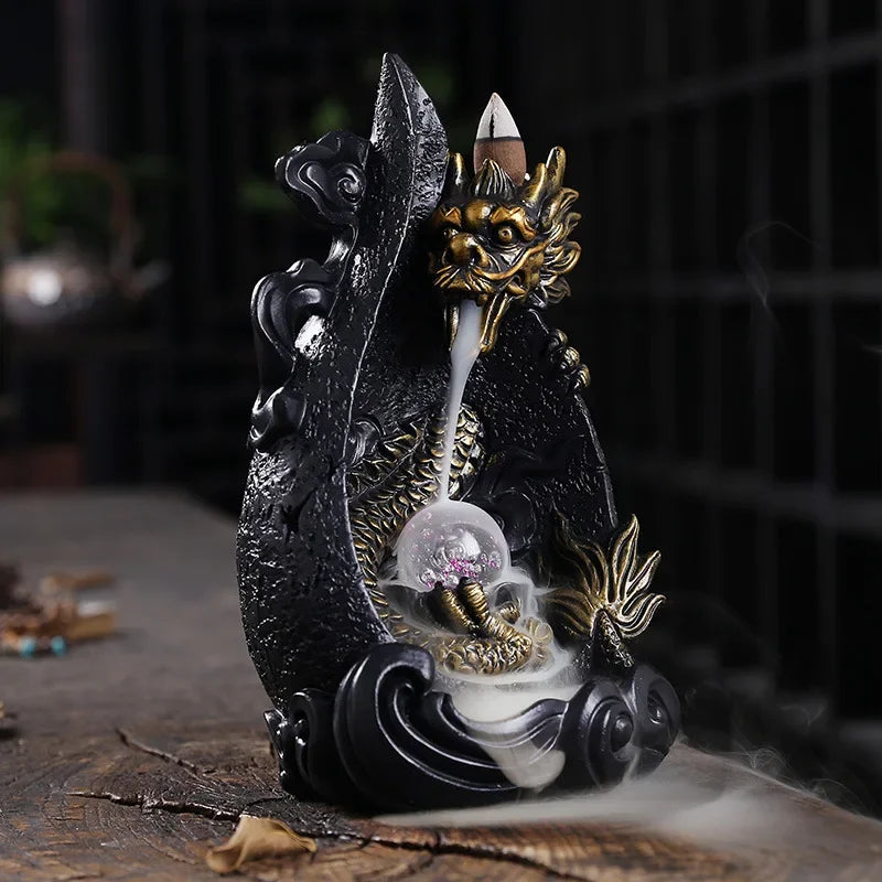 Incensário Cascata Guardião Espiritual em ambiente tranquilo de meditação, iluminado pelo LED suave e envolto pela fumaça do incenso.
