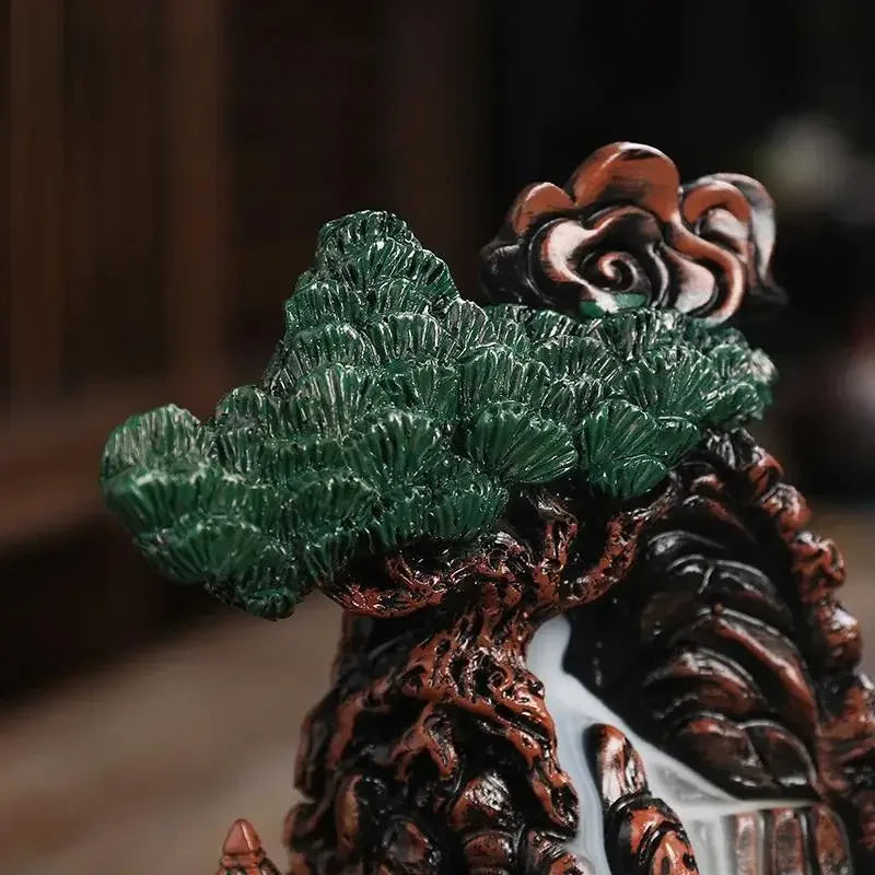 Incensário cascata de cerâmica com design de vila, árvore e cachoeira em miniatura para meditação e decoração zen. Detalhes da arvore