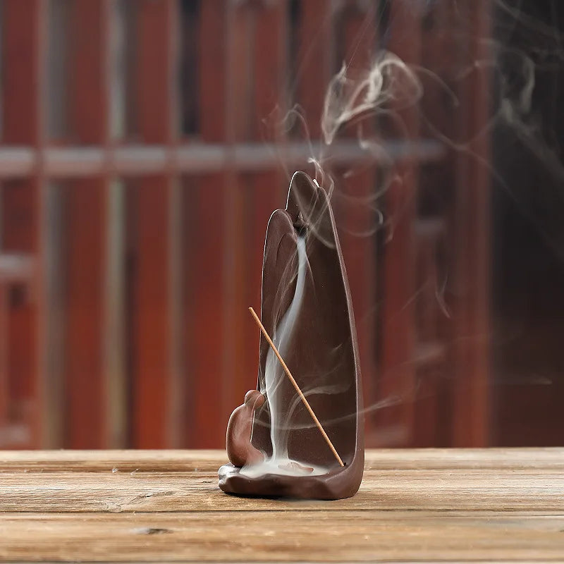 Incensário de cerâmica em forma de casa na montanha, com acabamento artesanal e design inspirado na natureza.