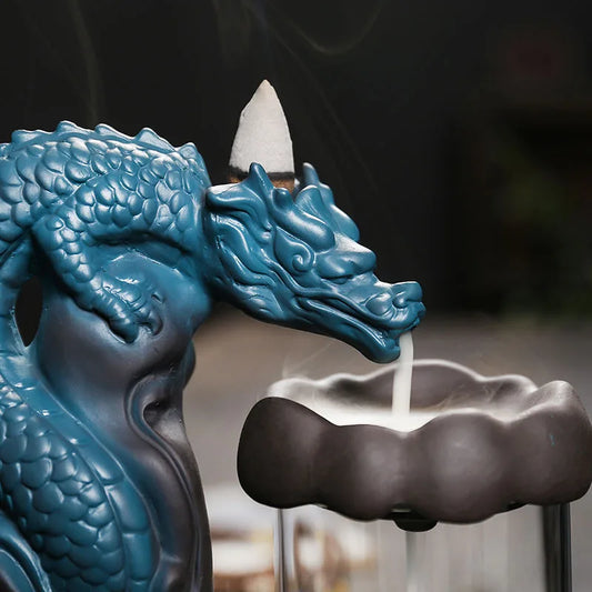 Detalhes Incensário em formato de dragão com efeito cascata de fumaça, esfera de cristal e estilo oriental, usado para meditação e decoração.