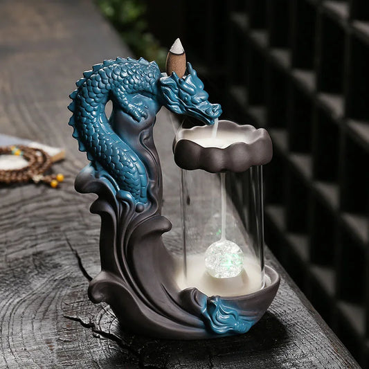 Incensário em formato de dragão com efeito cascata de fumaça, esfera de cristal e estilo oriental, usado para meditação e decoração.