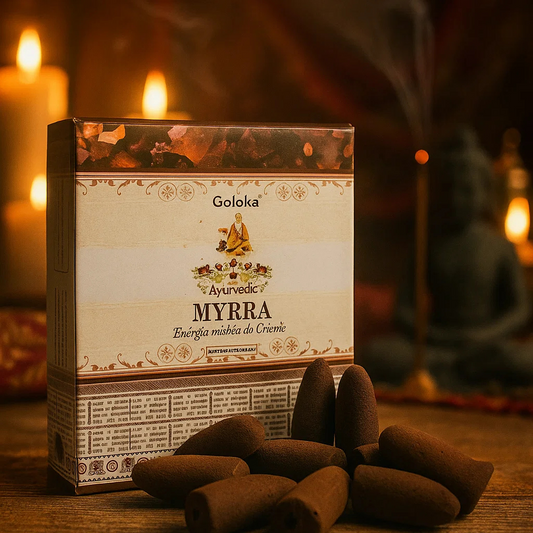 Caixa de Incenso Goloka Myrra cone efeito cascata, com cones resinosos ao lado, usado para purificação espiritual e práticas meditativas.