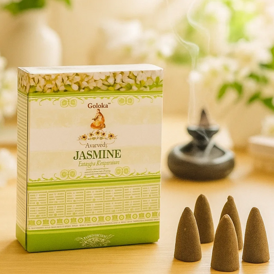 Caixa do Incenso Ayurvedic Goloka Jasmine com fundo floral verde, destacando o aroma de jasmim e a frase "Entrega do equilíbrio".
