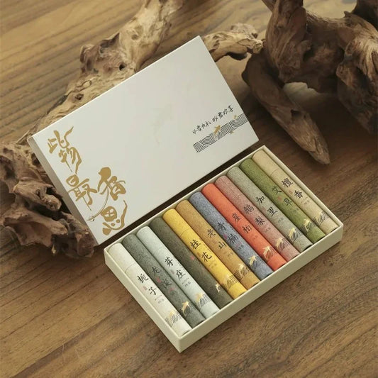 Imagem de um kit premium de incensos artesanais com embalagem elegante. A caixa preta contém tubos com cores variadas, representando diferentes aromas naturais, organizados de forma sofisticada. Ideal para momentos de meditação, relaxamento e aromaterapia.